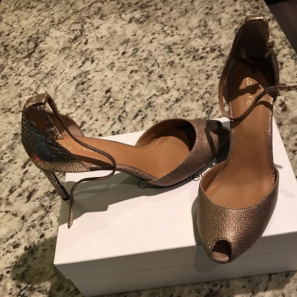 Gold/ metallic metallic like heel / sandals - Picture 7 of 8